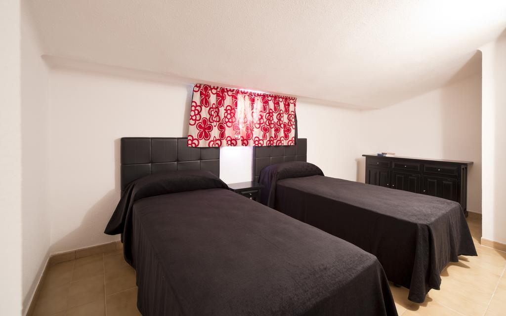 Apartamentos Salles Beach L'Estartit Oda fotoğraf