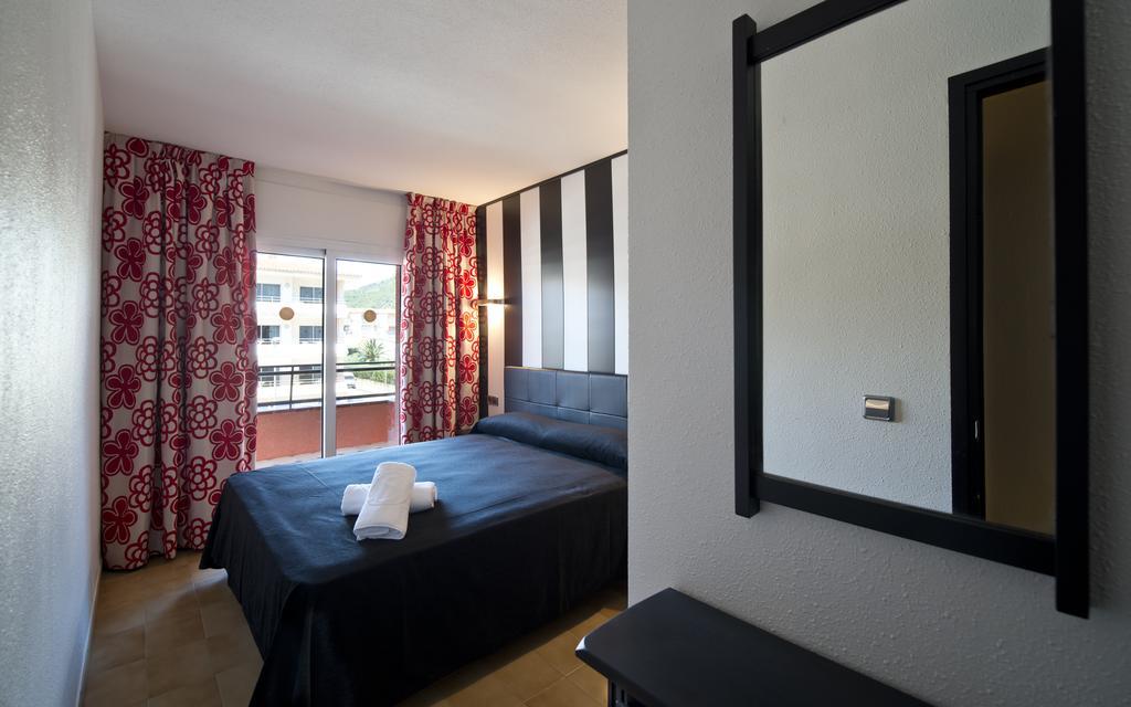 Apartamentos Salles Beach L'Estartit Oda fotoğraf